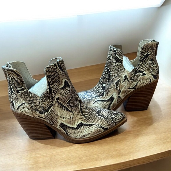 Vince Camuto Women's Gannilla Leather Western Booties - Picture 3 of 7